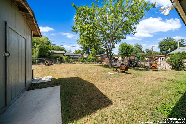 Listing photo id 32 for 915 Deely