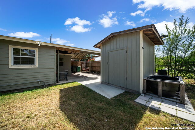 Listing photo id 33 for 915 Deely