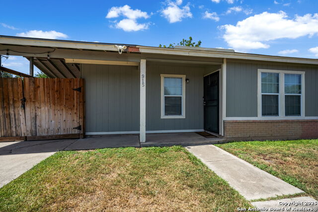 Listing photo id 2 for 915 Deely