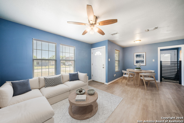 Listing photo id 5 for 915 Deely