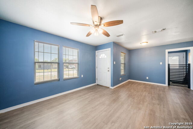 Listing photo id 6 for 915 Deely