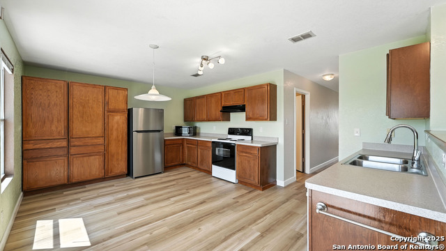 Image 5 of 40 For 209 Hinge  