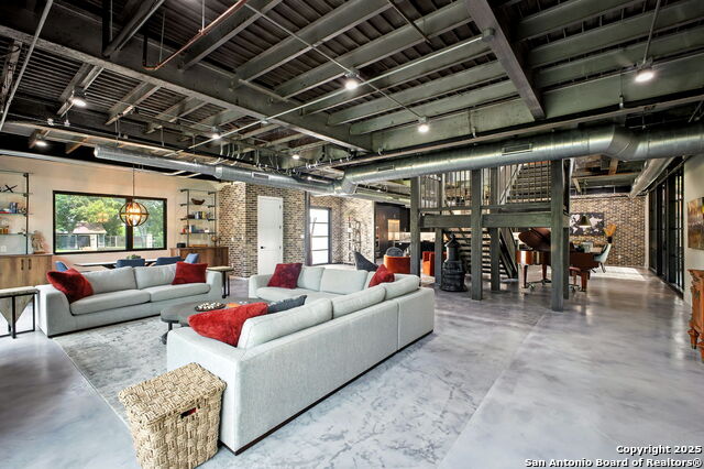 Listing photo id 19 for 140 Winston S