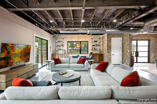 Listing photo id 20 for 140 Winston S