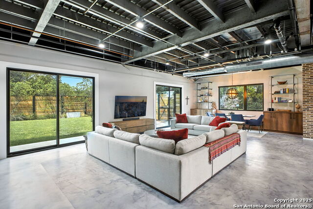 Listing photo id 21 for 140 Winston S