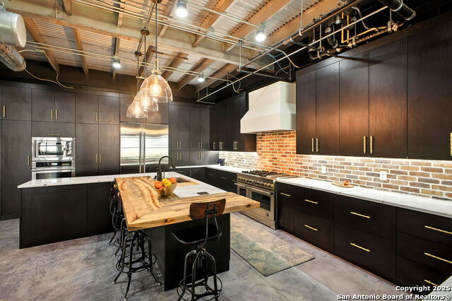 Listing photo id 27 for 140 Winston S