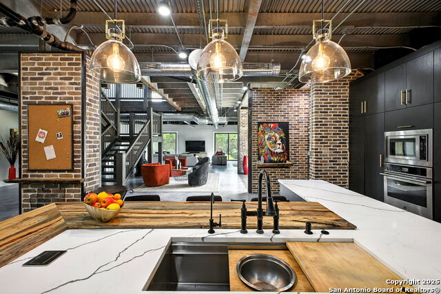 Listing photo id 29 for 140 Winston S