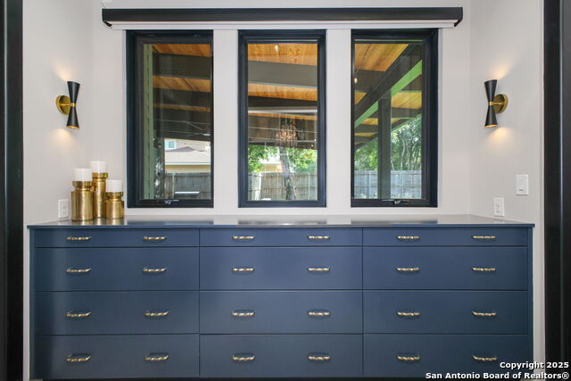 Listing photo id 37 for 140 Winston S