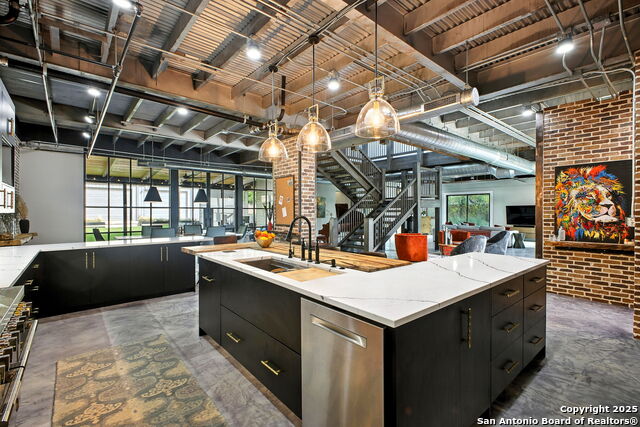 Listing photo id 5 for 140 Winston S