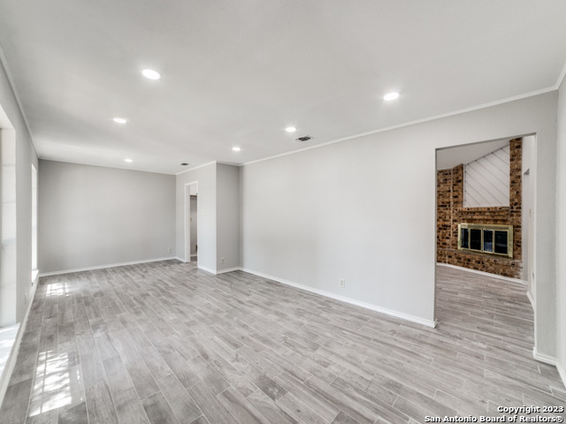 Listing photo id 8 for 4922 Timber Wind