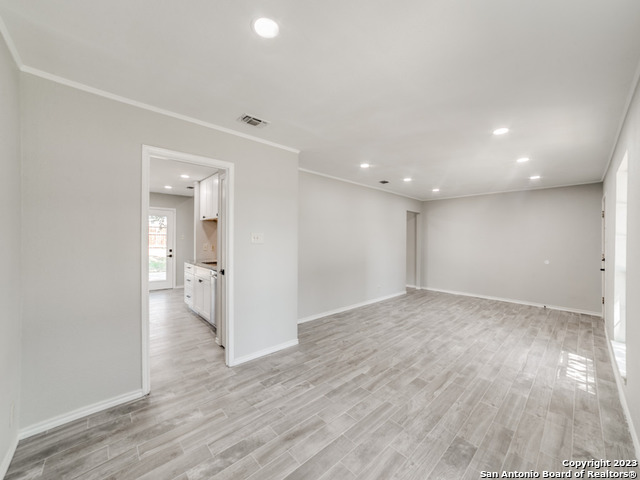 Listing photo id 9 for 4922 Timber Wind