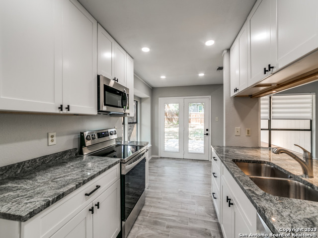Listing photo id 10 for 4922 Timber Wind