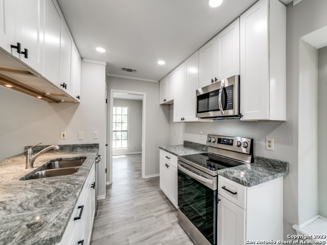 Listing photo id 12 for 4922 Timber Wind