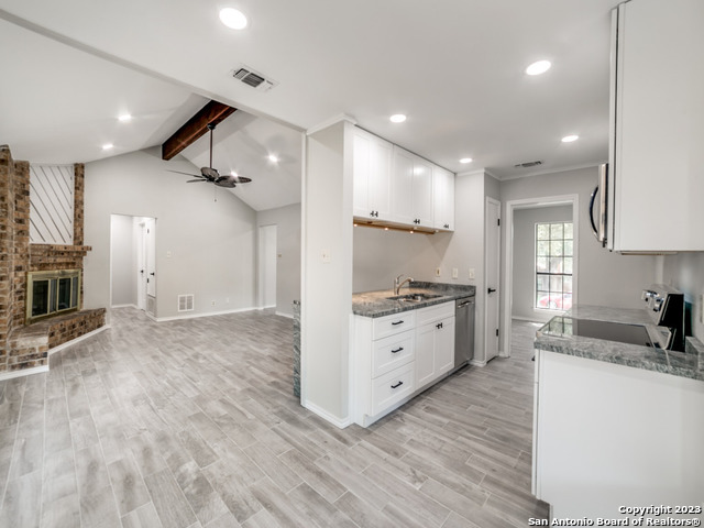 Listing photo id 13 for 4922 Timber Wind