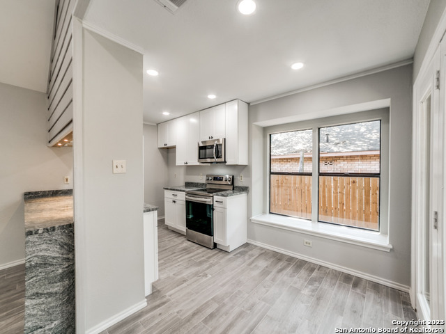Listing photo id 14 for 4922 Timber Wind