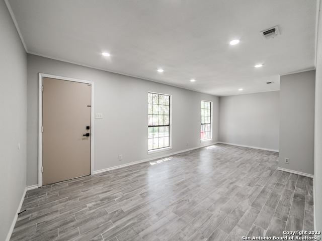 Listing photo id 2 for 4922 Timber Wind