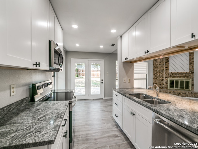 Listing photo id 3 for 4922 Timber Wind