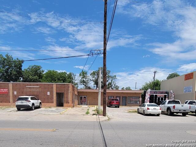 Listing photo id 0 for 711 Kirk Pl