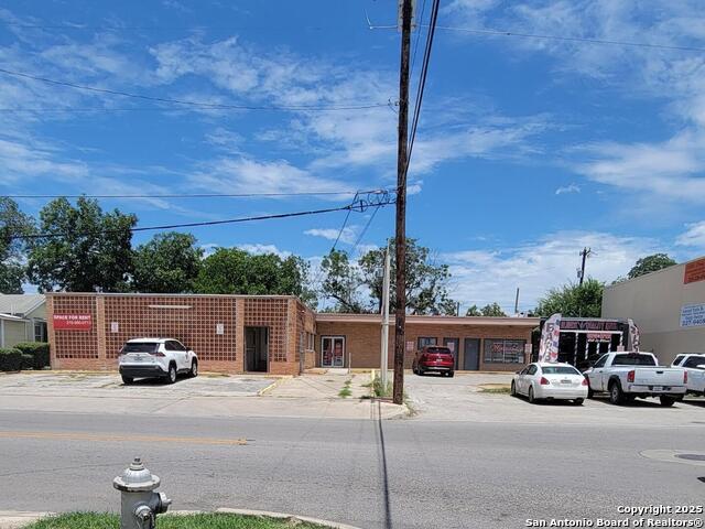 Listing photo id 3 for 711 Kirk Pl