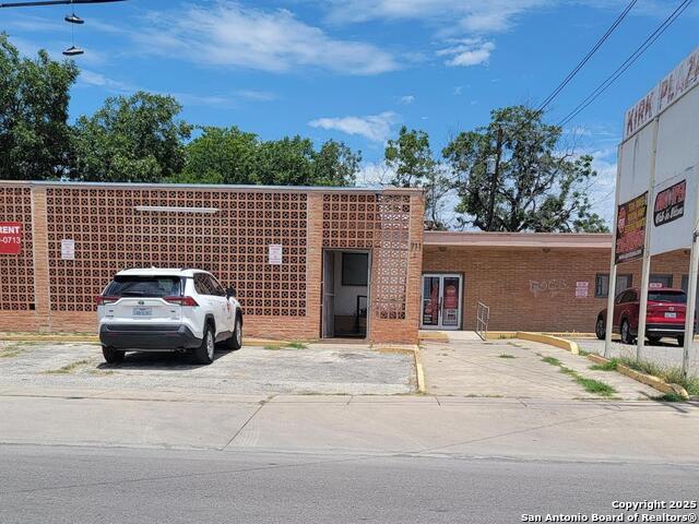 Listing photo id 4 for 711 Kirk Pl