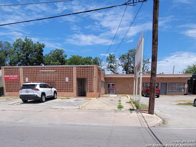Listing photo id 7 for 711 Kirk Pl