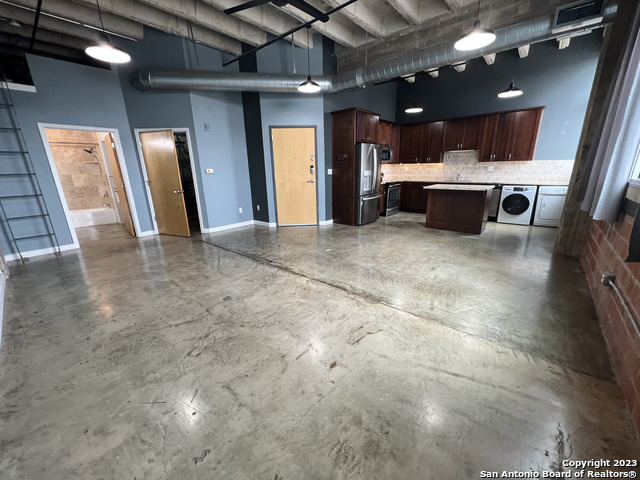 Image 11 of 27 For 1331 Flores St S 214a