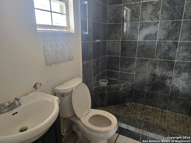 Image 18 of 22 For 3371 Woodlawn W