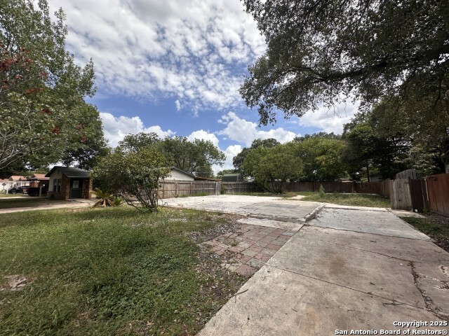 Listing photo id 1 for 1814 Lampost