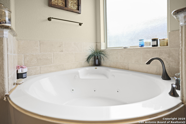 Listing photo id 13 for 3843 Ox-eye Daisy