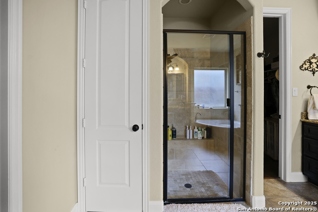 Listing photo id 16 for 3843 Ox-eye Daisy