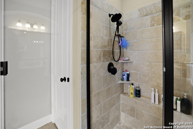 Listing photo id 17 for 3843 Ox-eye Daisy