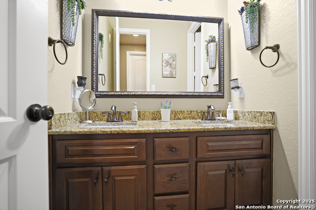 Listing photo id 28 for 3843 Ox-eye Daisy