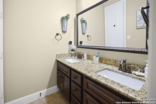 Listing photo id 31 for 3843 Ox-eye Daisy