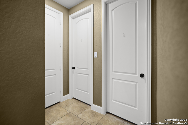 Listing photo id 32 for 3843 Ox-eye Daisy