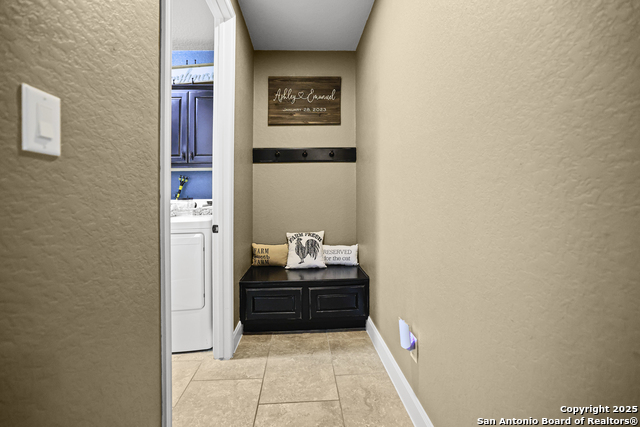 Listing photo id 34 for 3843 Ox-eye Daisy