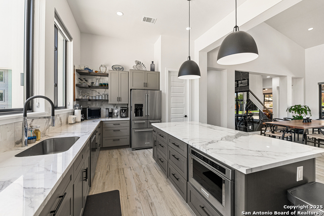 Listing photo id 11 for 690 Kings Point