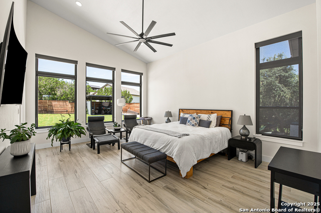 Listing photo id 13 for 690 Kings Point