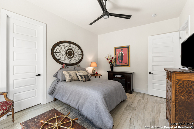 Listing photo id 23 for 690 Kings Point