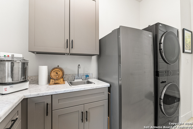 Listing photo id 27 for 690 Kings Point