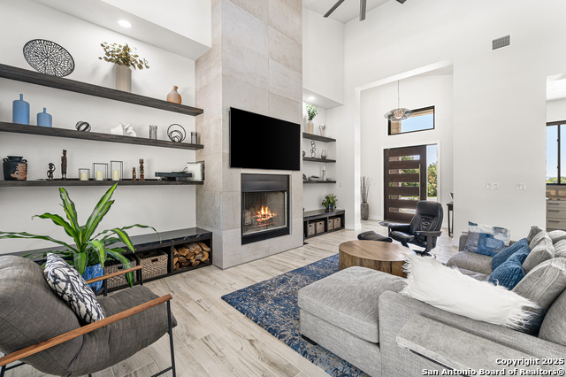 Listing photo id 1 for 690 Kings Point