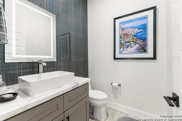 Listing photo id 31 for 690 Kings Point