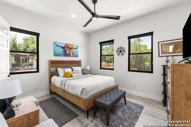 Listing photo id 33 for 690 Kings Point
