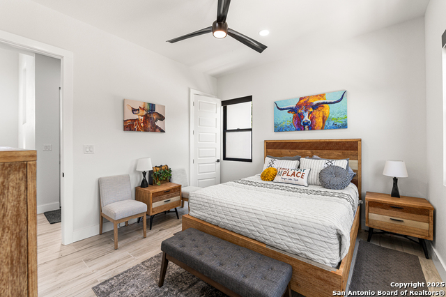 Listing photo id 34 for 690 Kings Point