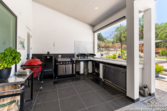 Listing photo id 39 for 690 Kings Point