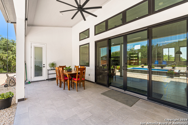 Listing photo id 40 for 690 Kings Point