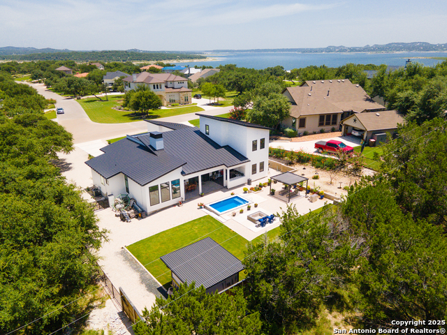 Listing photo id 55 for 690 Kings Point