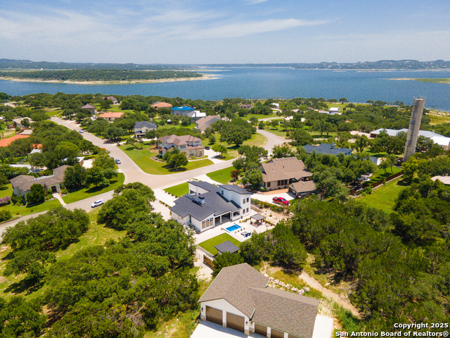 Listing photo id 57 for 690 Kings Point