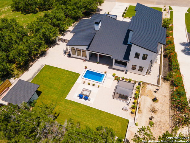 Listing photo id 60 for 690 Kings Point