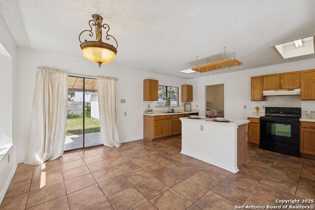 Listing photo id 8 for 8150 Cheryl Meadow