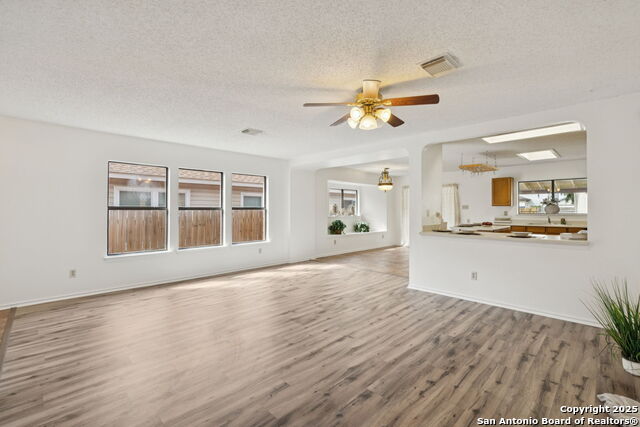 Listing photo id 3 for 8150 Cheryl Meadow